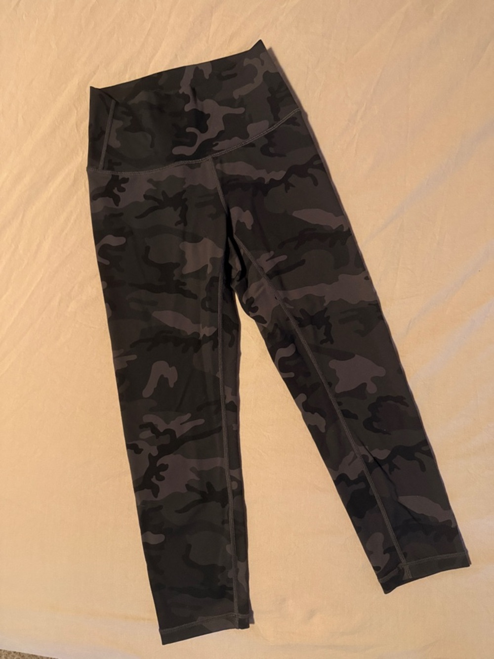 Women's Camo capri Leggings in Black & Gray